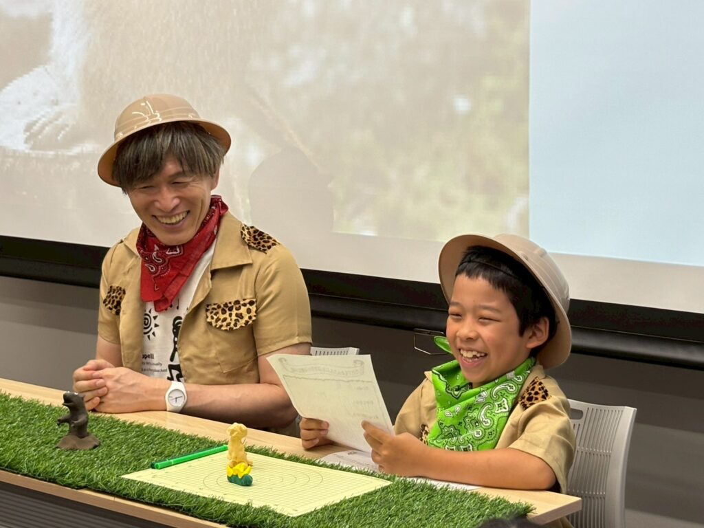 探検隊衣装を着て作業する子どもたち